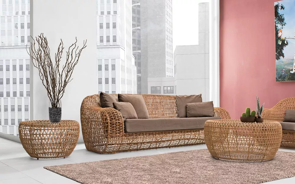 Braune Kenneth Cobonpue Balou Loungegruppe in modernem Wohnzimmer mit großen Fenstern und Stadtblick, bestehend aus Sofa und zwei Tischen.