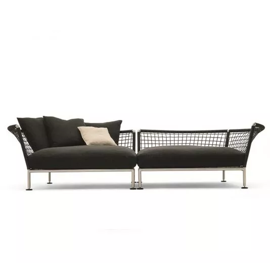 Coro Nest Sofa 120 cm abgerundet von Coro Italia in schwarzer Farbe mit einem beigen Kissen auf einem weißen Hintergrund.