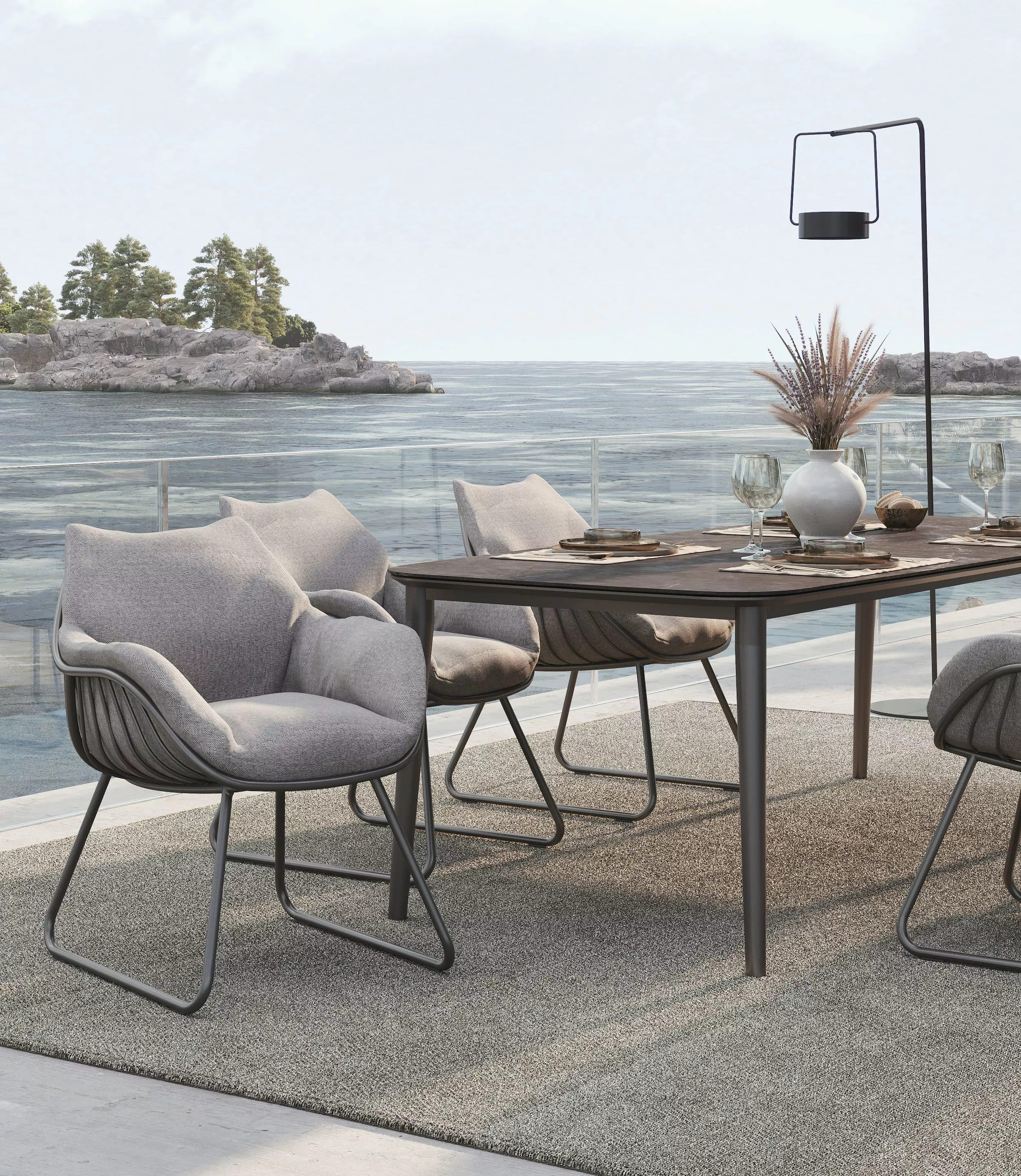 Solpuri Chill Ambiente Charlie Esszimmermöbel auf einer Terrasse mit Blick auf das Meer und dekoriertem Tisch in einer entspannten Atmosphäre.