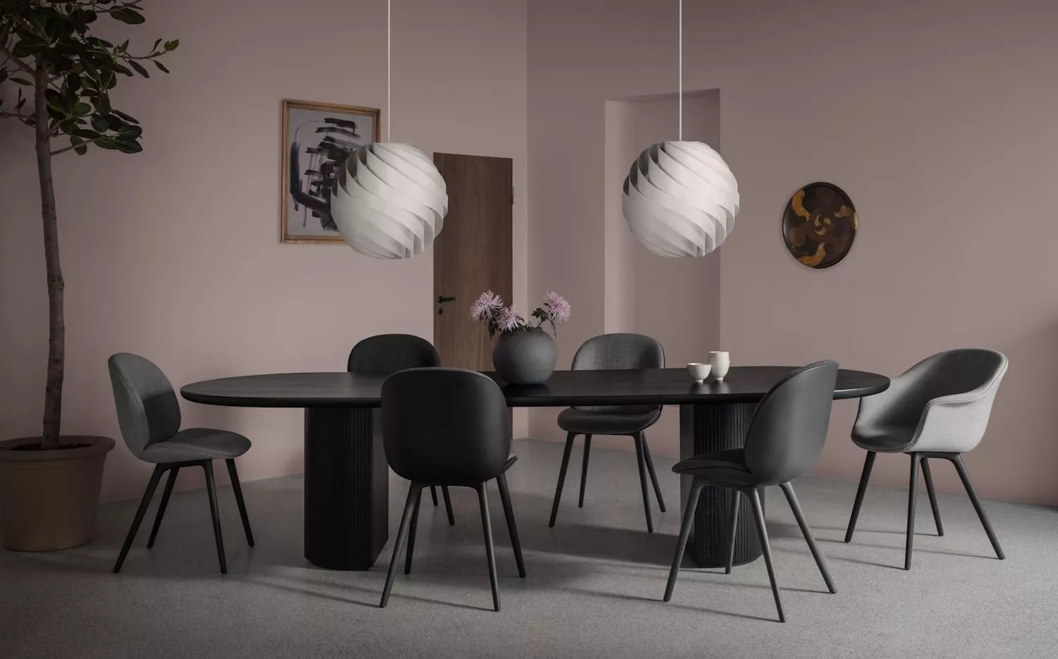 Gubi Beetle Dining Chair und Bat Dining Chair um den Moon Dining Table in einem stilvollen Esszimmer mit zwei modernen Hängelampen und Dekorationen