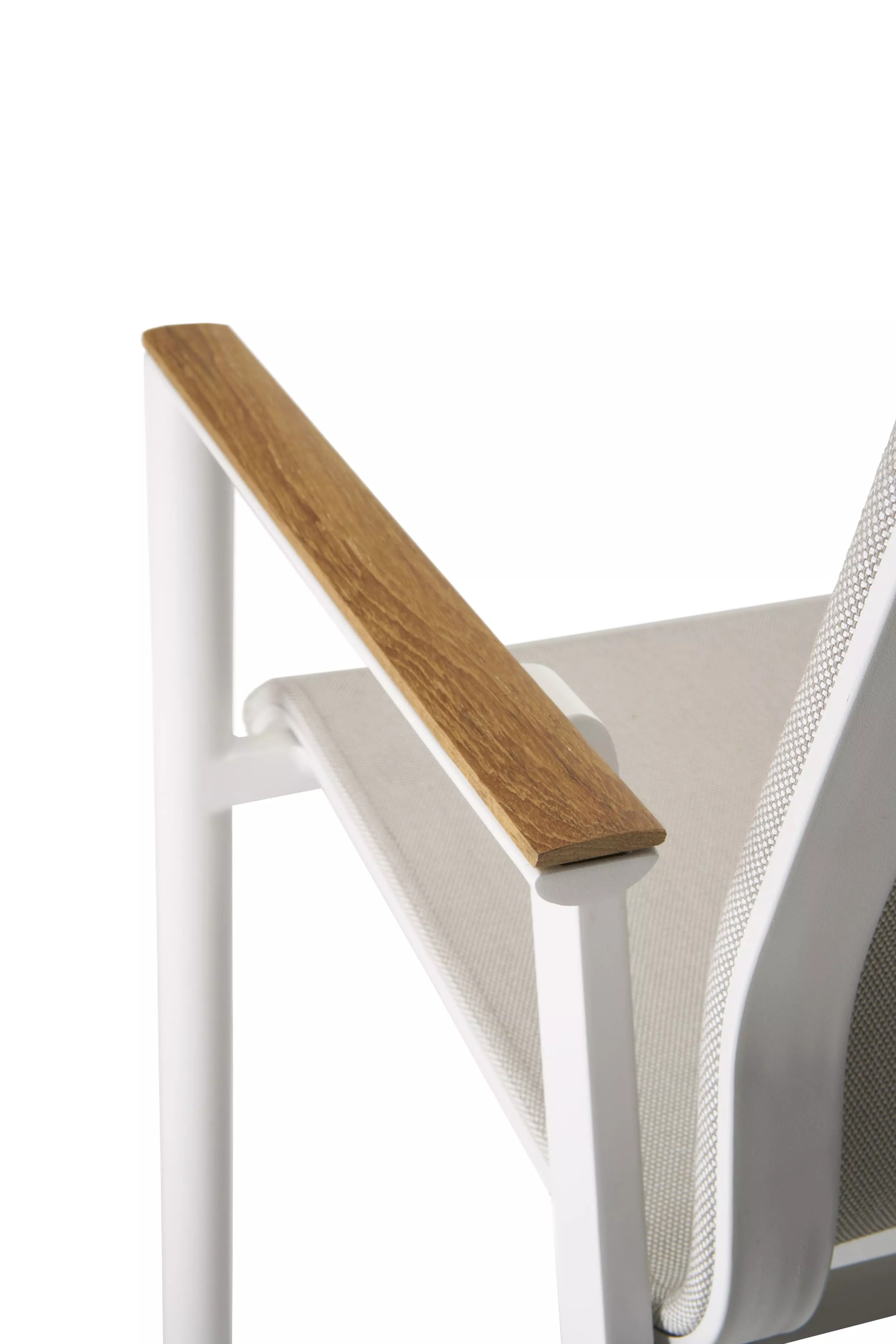 Solpuri Soul Stapelsessel mit weißem Gestell und Holzarmlehne Detailansicht des Stuhls ohne Hintergrund