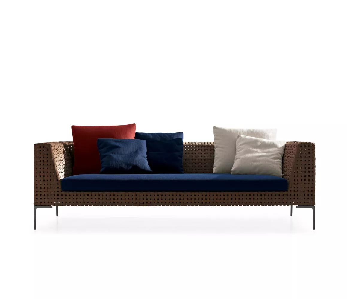 B&B Italia Charles Outdoor Sofa 234 cm mit blauen und roten Kissen auf weißem Hintergrund