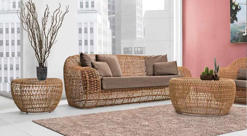 Braune Kenneth Cobonpue Balou Loungegruppe in modernem Wohnzimmer mit großen Fenstern und Stadtblick, bestehend aus Sofa und zwei Tischen.