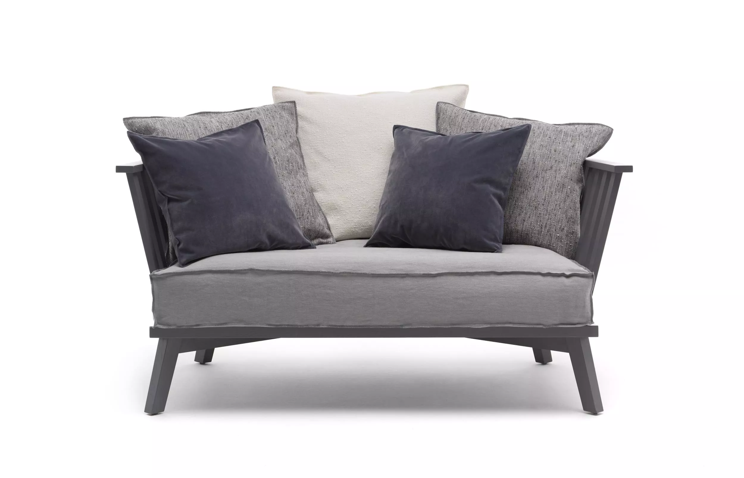 Gervasoni Gray 05 Sofa mit grauem Gestell und grauen Kissen in einem Studio ohne Hintergrund