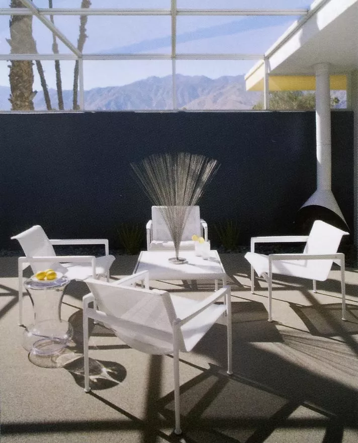 Knoll Studio 1966 Collection Lounge Sessel in einem modernen Außenbereich mit Bergblick und stilvoller Dekoration im Hintergrund