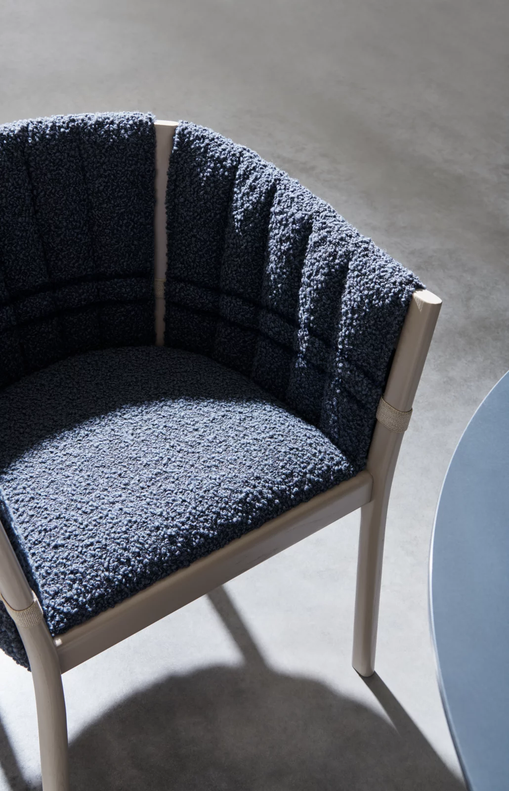 Gervasoni Inout 823 Stuhl mit blauem Polster und hellem Holzrahmen in einer modernen Umgebung