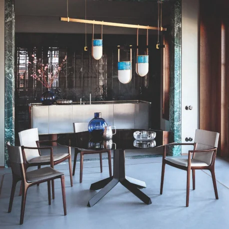 Der Isadora Stuhl erhält seine Form durch die gekonnte Verschmelzung von Holz und Sattelleder