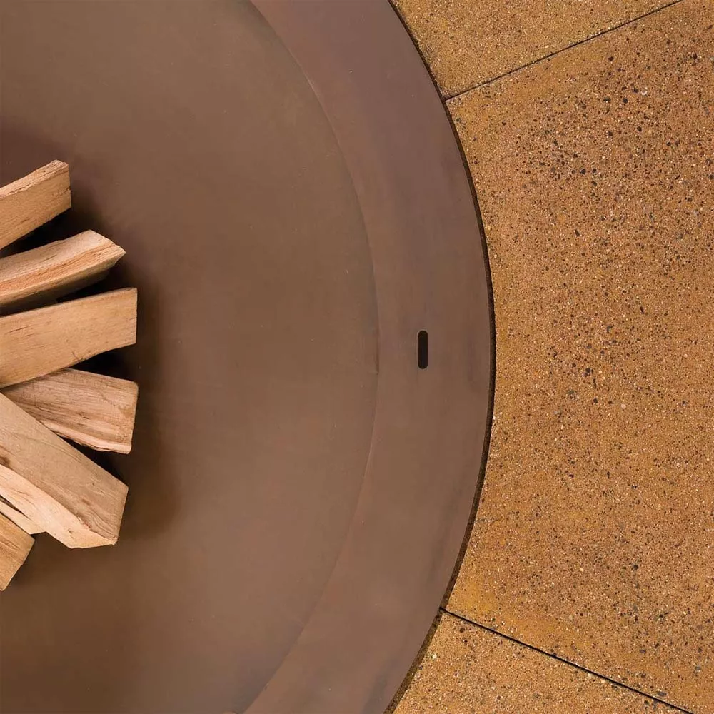 AK47 Ercole Beton Brown Stahl Feuerstelle mit Holzscheiten in einer stimmungsvollen Nahaufnahme ohne Hintergrund