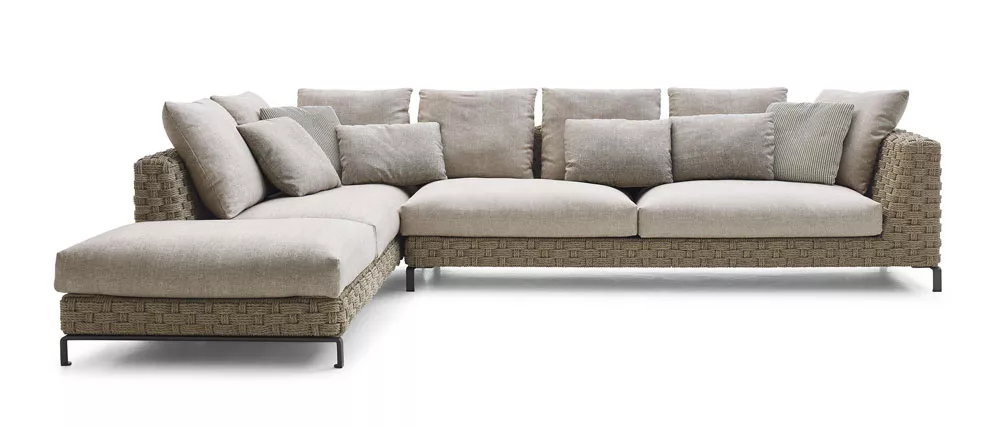 B&B Italia Ray Outdoor Natural Loungesofa in beige auf weißem Hintergrund