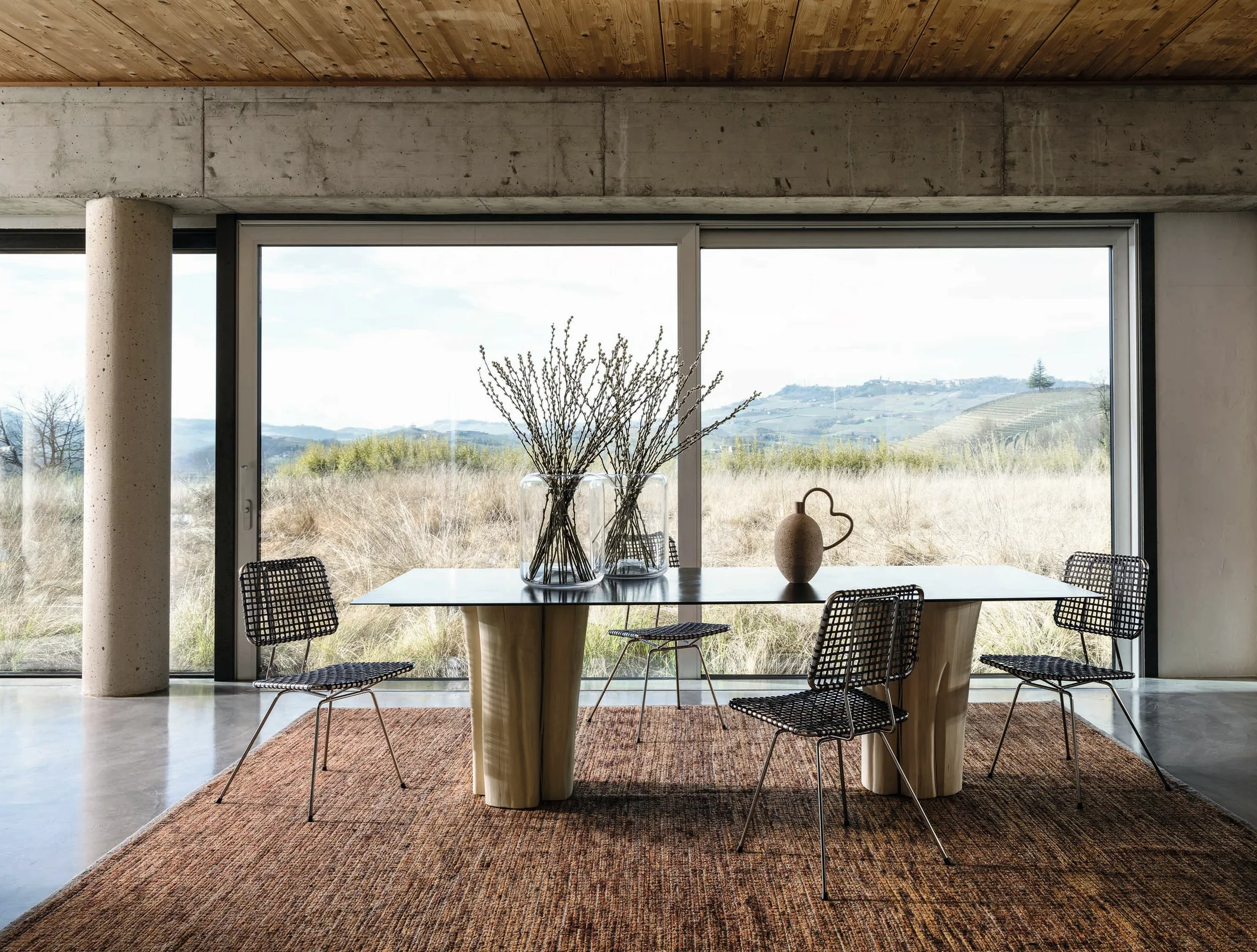 Gervasoni Tisch mit Stühlen in modernem Esszimmer mit großem Fenster und Blick auf die Landschaft