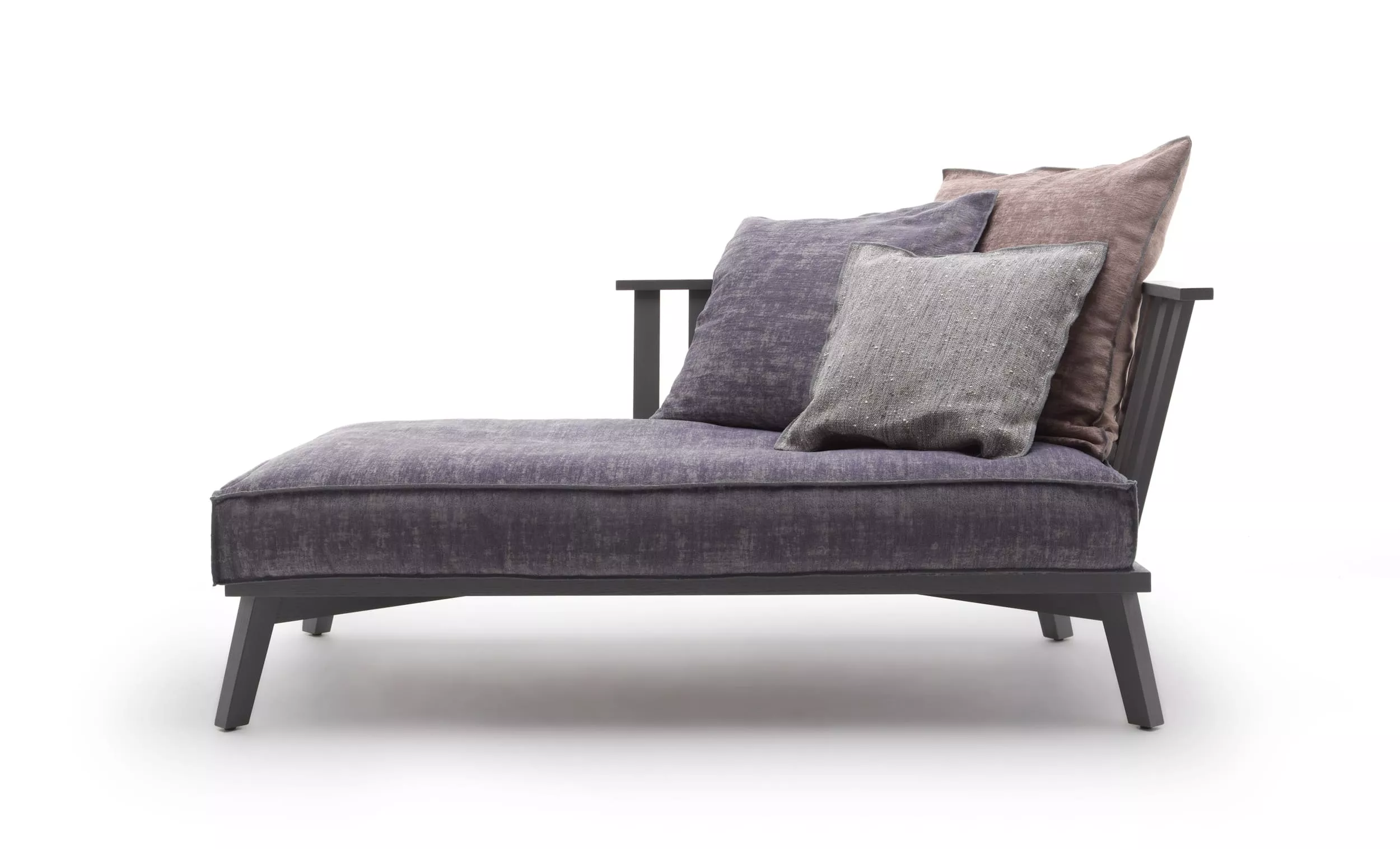 Gervasoni Gray 04 Sofa in Grau und Braun mit Kissen auf weißem Hintergrund