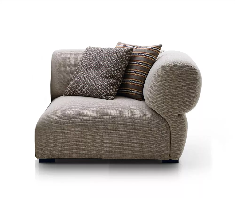 B&B Italia Butterfly Gartensofa Endmodul rechts in beige mit zwei dekorativen Kissen ohne Hintergrund