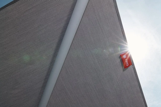 Sonnenschirm von Glatz in Grau, Nahaufnahme mit Sonnenstrahlen im Hintergrund.