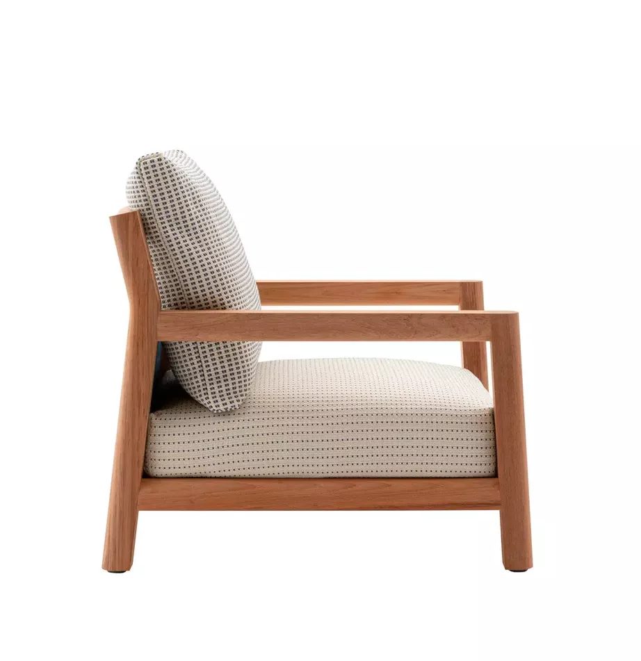 B&B Italia Pablo Outdoor Gartensessel mit Holzrahmen und gepolstertem Sitz und Rückenlehne ohne Hintergrund