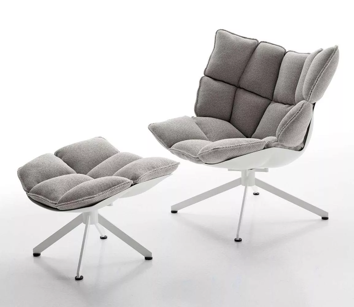 B&B Italia Husk Outdoor Loungesessel in Grau mit passendem Hocker auf weißem Hintergrund