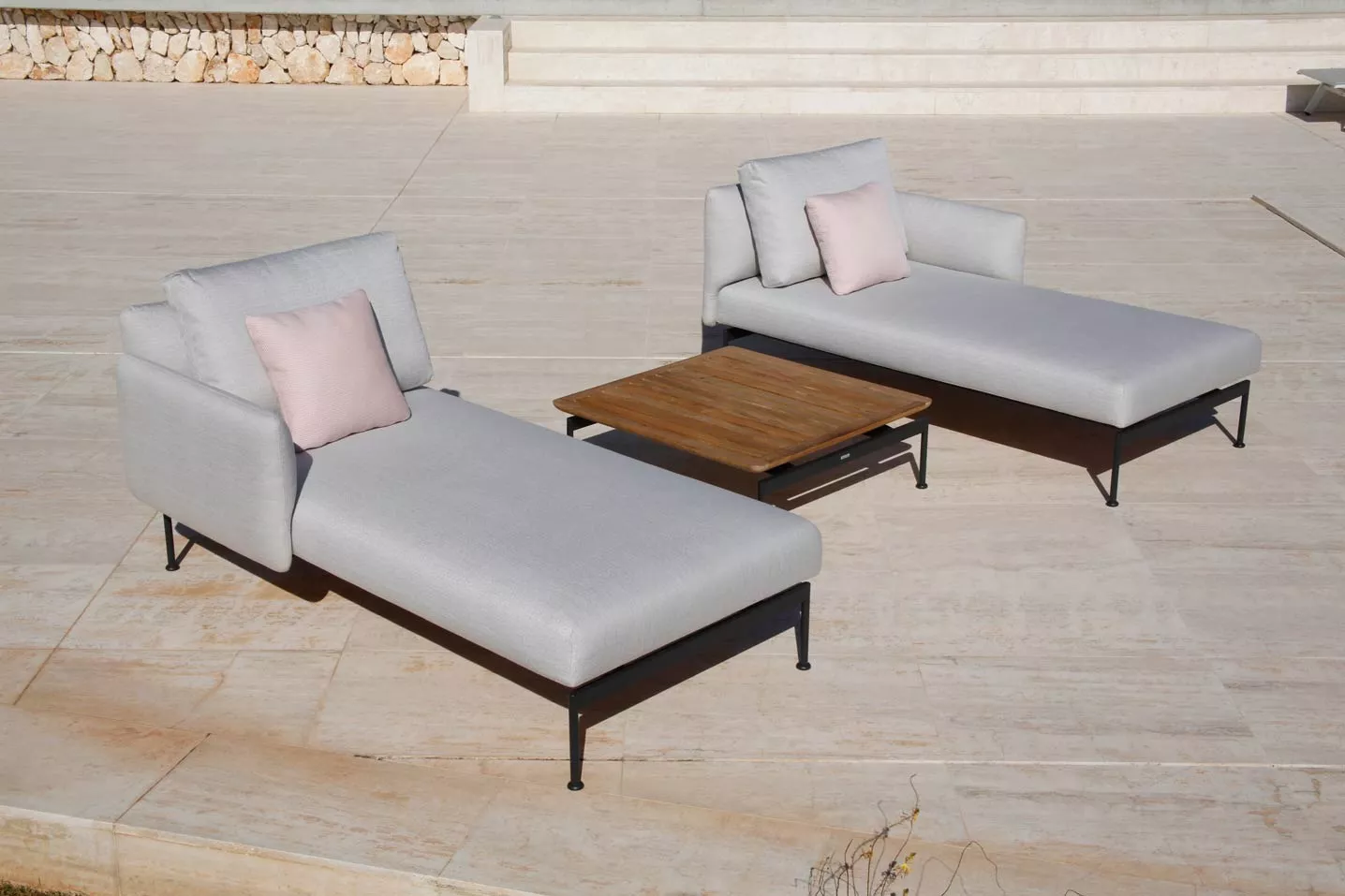 Barlow Tyrie Layout Recamiere Modul Doppel-Chaiselongue in Hellgrau, 180 cm, auf einer Terrasse mit hellem Steinboden.