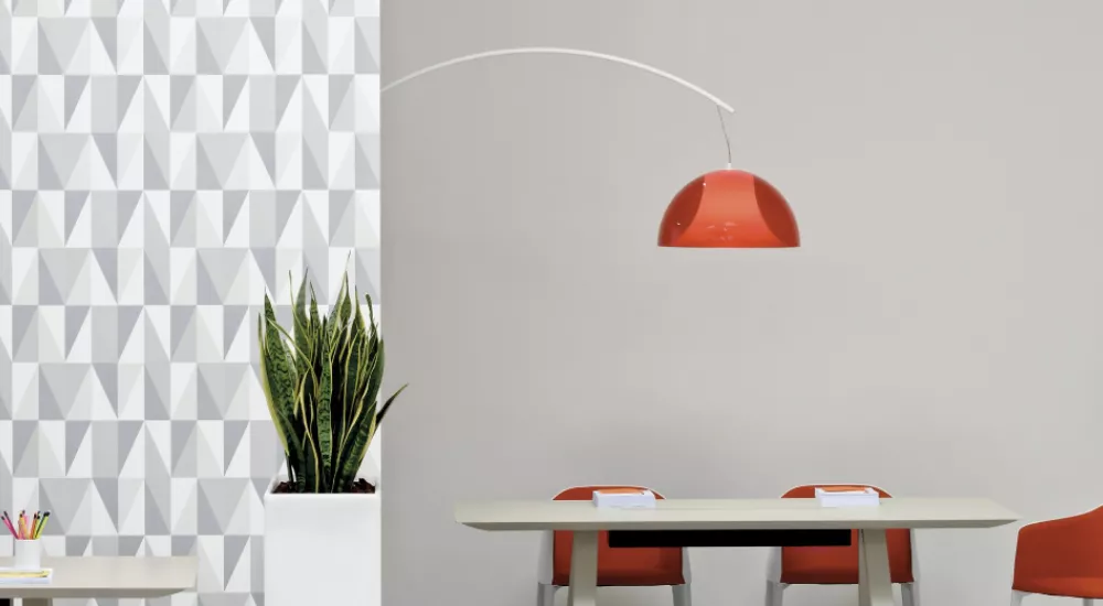 Pedrali Leuchte in Rot, moderne Einrichtung mit geometrischer Tapete und minimalistischen Möbeln, stimmungsvolles Ambiente.