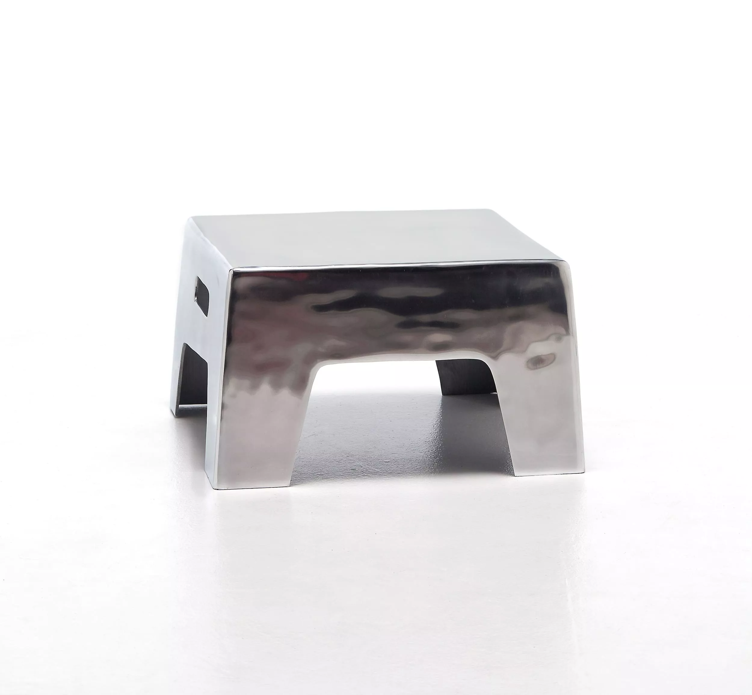 Der Gervasoni INOUT 45 Hocker aus glänzendem Metall steht auf einem weißen Boden ohne Hintergrund.