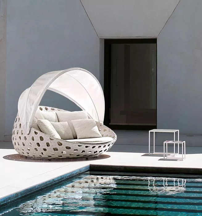 B&B Italia Canasta Outdoor Loungesessel Sofainsel in Weiß mit Kissen am Pool in einer modernen Außenumgebung