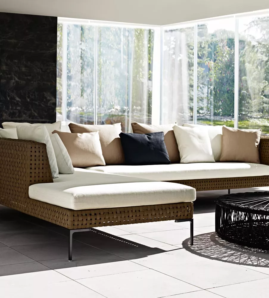 Charles Outdoor Sitzecke von B&B Italia in einem modernen Wohnzimmer mit großen Fenstern und Blick auf den Garten