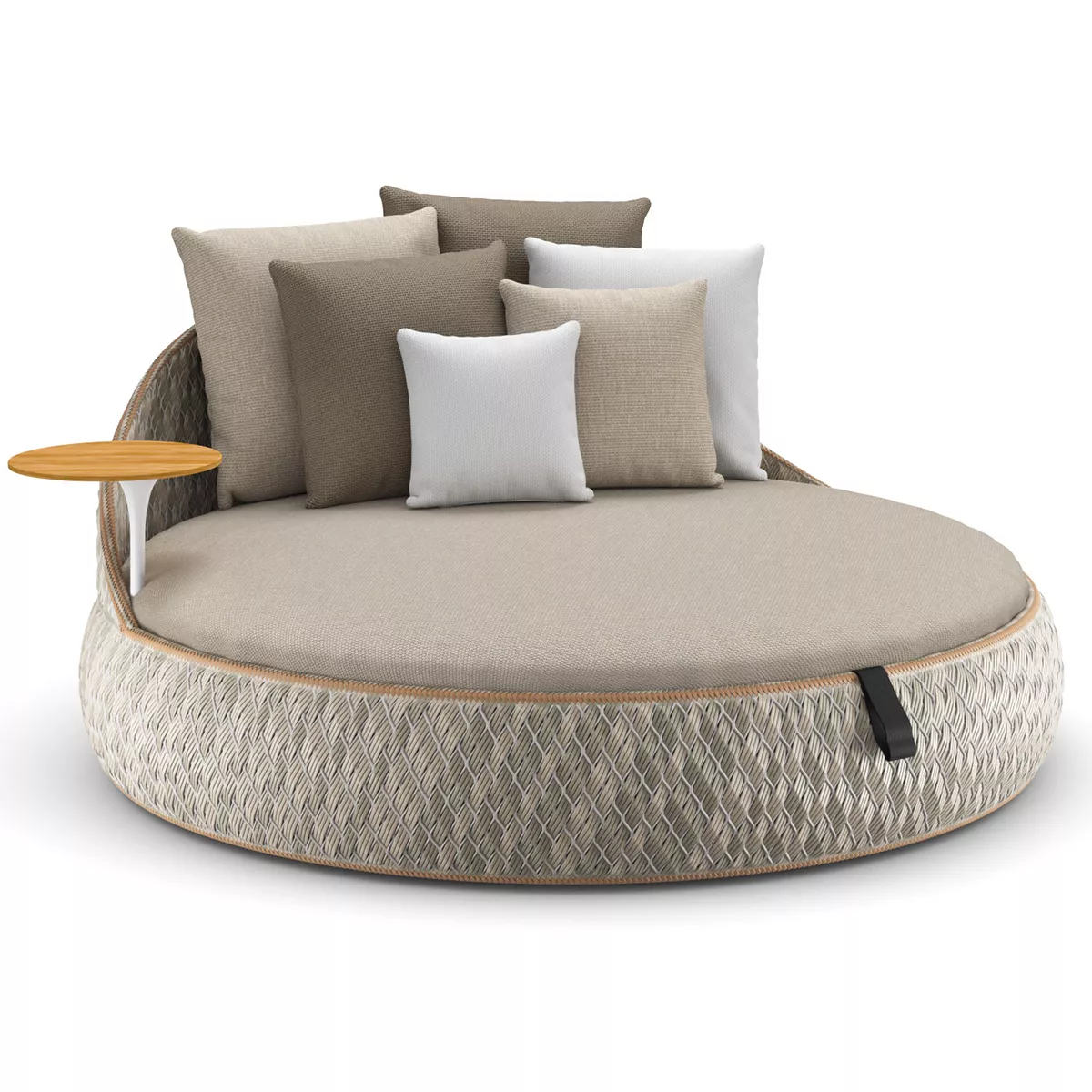 Dedon Dala Loveseat in Beige mit mehreren Kissen und einem kleinen runden Beistelltisch ohne Hintergrund