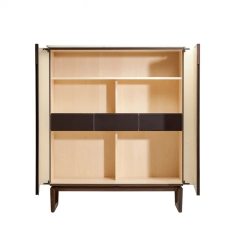 Die Fidelio Tische zeichnen sich durch die elegante Kombination hochwertiger Materialien und präziser Verarbeitung aus Das Untergestell aus massiver Esche in warmen Mokka oder Wenge Tönen verleiht ihm mit seinem dreieckigen Querschnitt eine moderne Ästhet