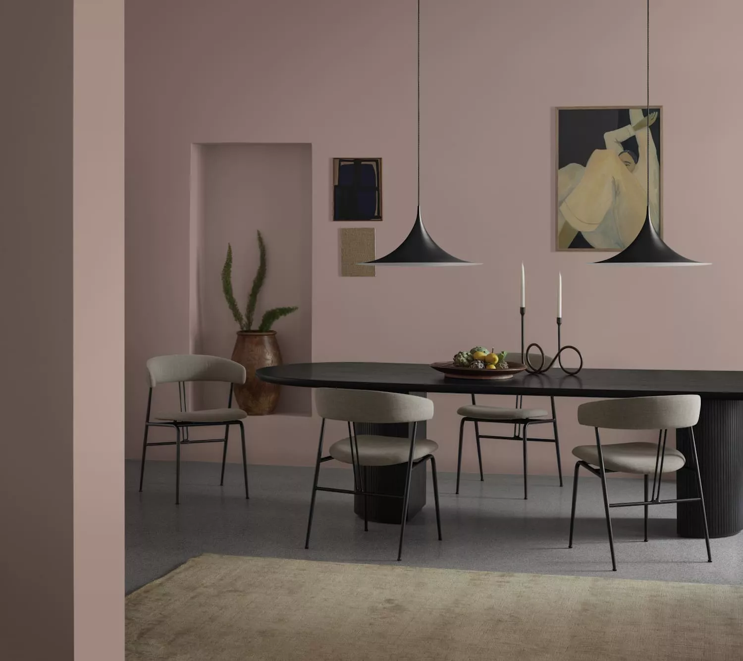 Gubi Moon Violin Semi Pendant Lampen hängen über einem Esstisch mit Stühlen und Dekoration in einem stilvollen Esszimmer.