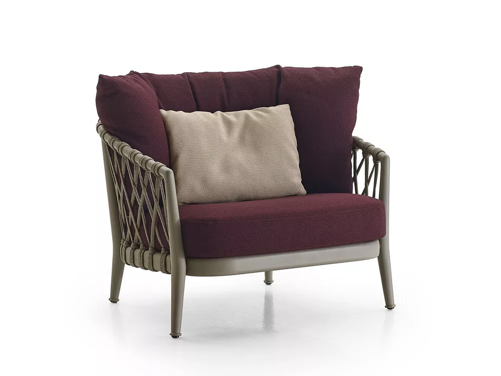 B&B Italia Erica Loungesessel 90 cm in rot und beige auf weißem Hintergrund