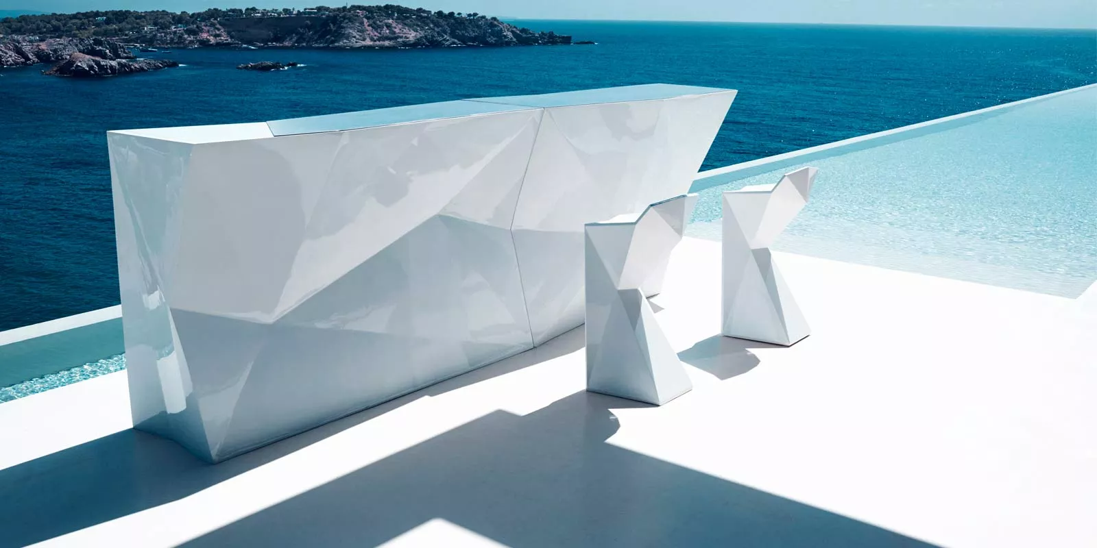 Exklusiver Vondom Vertex Barhocker von Karim Rashid in Weiß, auf einer Terrasse mit Meerblick, modernes Design im Freien.