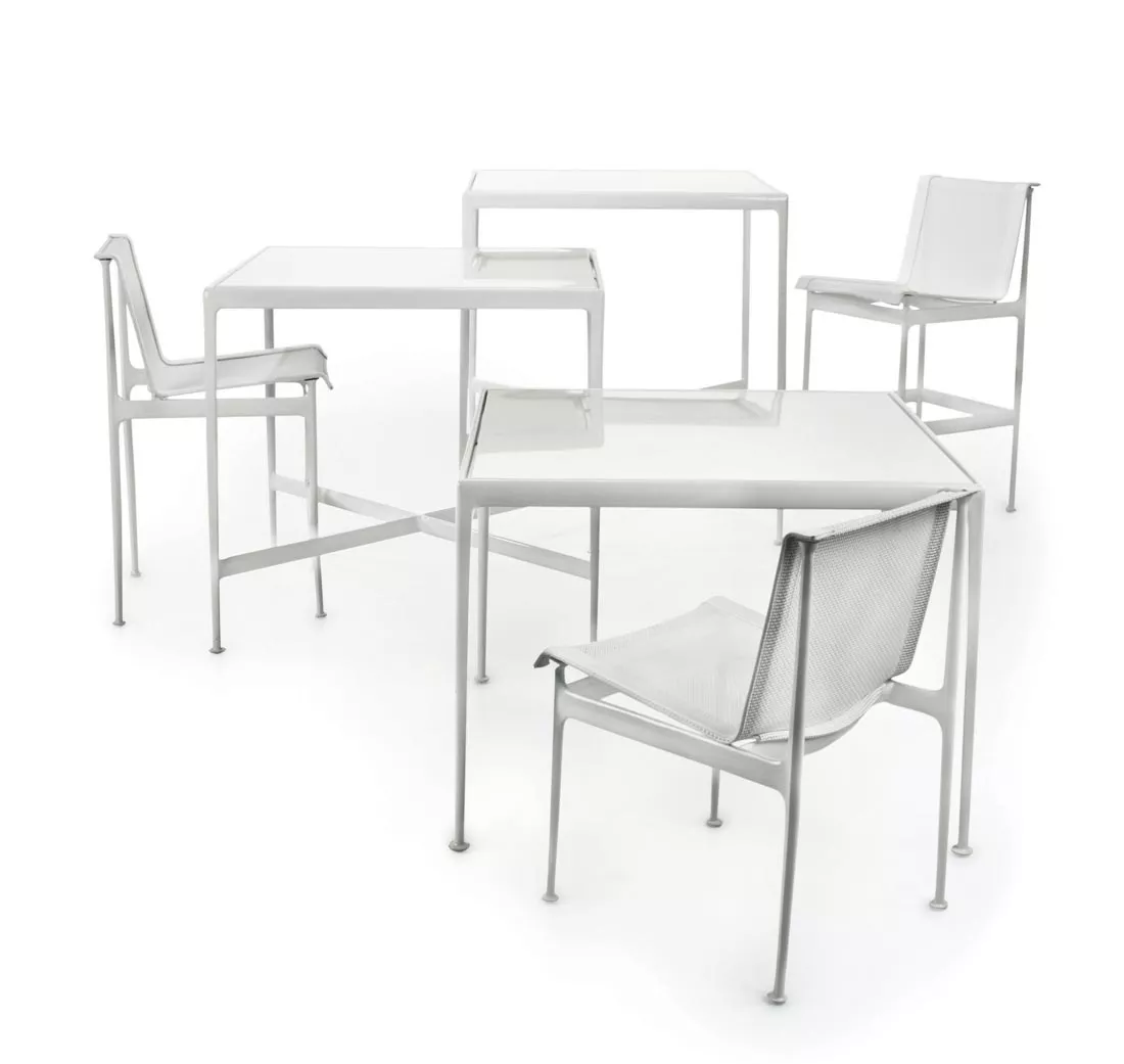 Knoll Studio 1966 Collection Essstuhl in Weiß in einer minimalistischen Anordnung mit mehreren Tischen und Stühlen ohne Hintergrund.