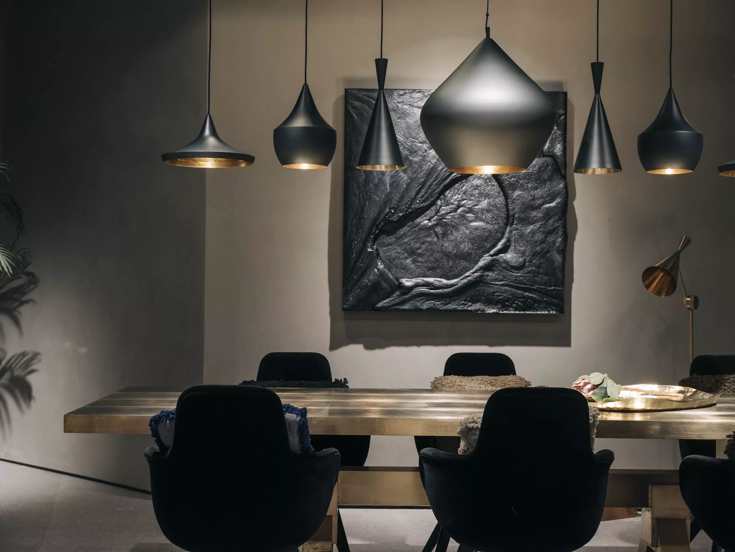 Jede_Beat_Lampe_ist_sorgfältig_aus_handgedrehtem_Messing_gefertigt_und_weist_die_Spuren_des_handwerklichen_Prozesses_auf_Ihre_polierten_Innenflächen_brechen_und_reflektieren_das_Licht_auf_warme_und_einladende_Weise