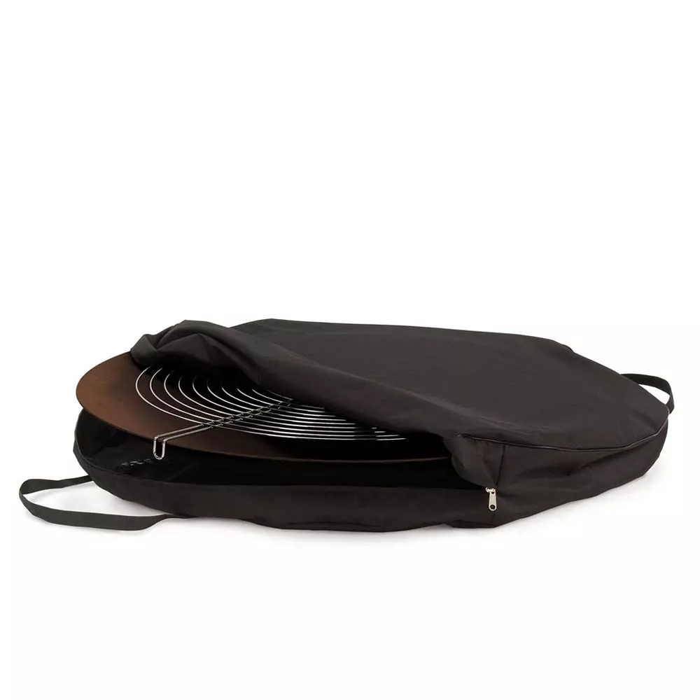 AK47 Discolo Feuerstelle aus oxidiertem Stahl 120 cm in einer schwarzen Tragetasche ohne Hintergrund