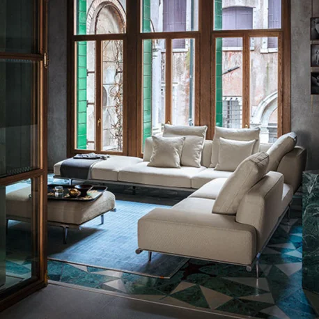 Die Let it Be Kollektion verkörpert ein modulares Einrichtungssystem das grenzenlose Konfigurationsmöglichkeiten bietet Die Möglichkeit Staufächer und Behälter an Anbausofas anzubringen erhöht die Funktionalität während die Struktur und die weichen Daunen