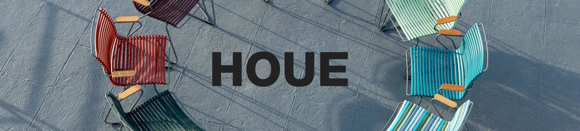 Bunte HOUE Gartenstühle in Kreisformation auf grauem Boden, aus der Vogelperspektive fotografiert, mit Logo in der Mitte.