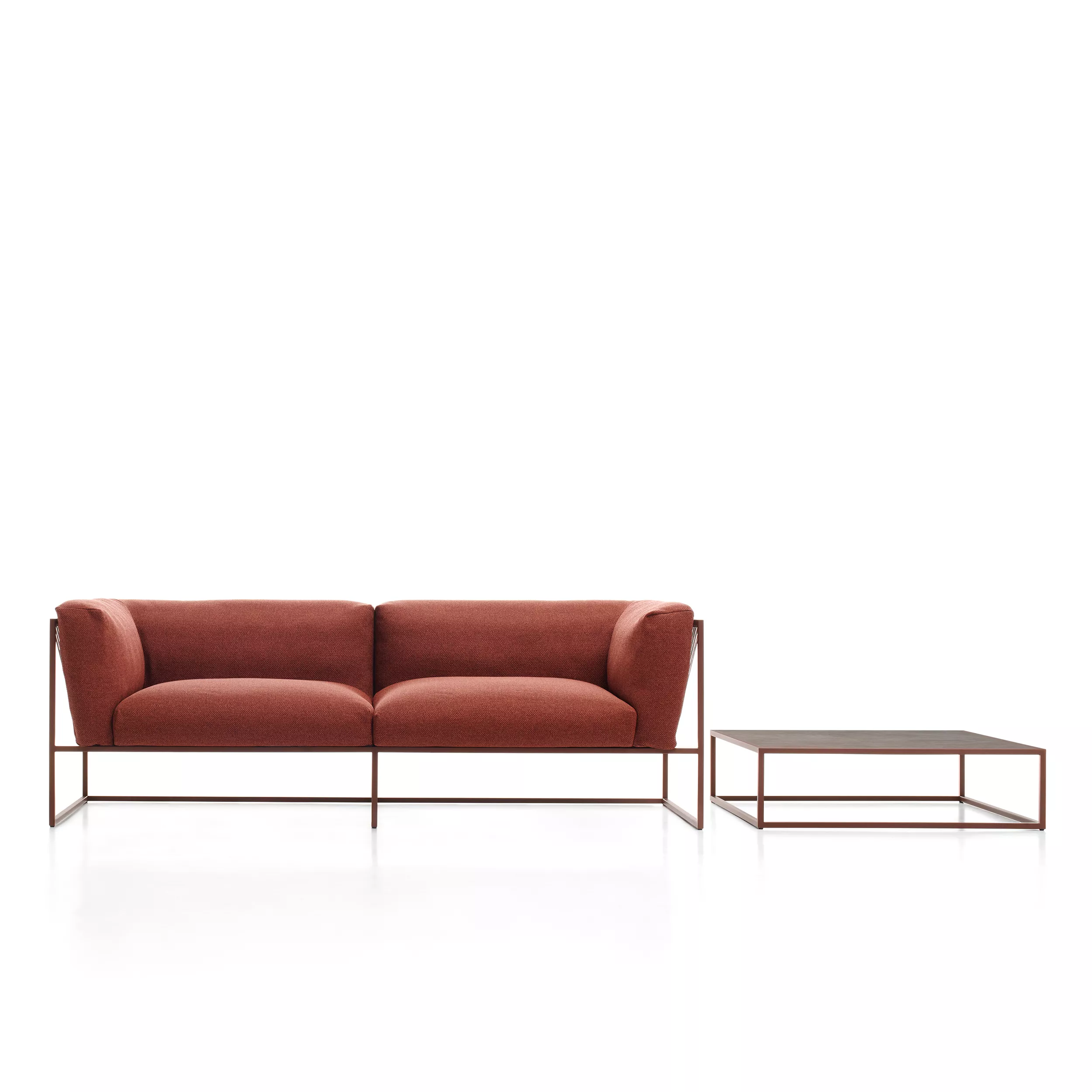 MDF Italia Arpa Loungesofa in Rot mit passendem Couchtisch auf weißem Hintergrund