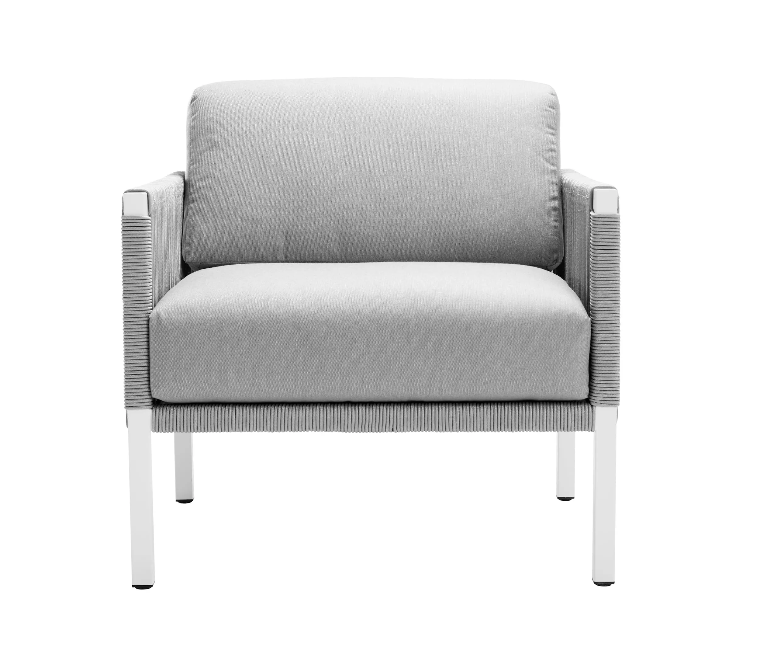 Solpuri Club Lounge Sessel in Weiß und Grau in einem Studio ohne Hintergrund