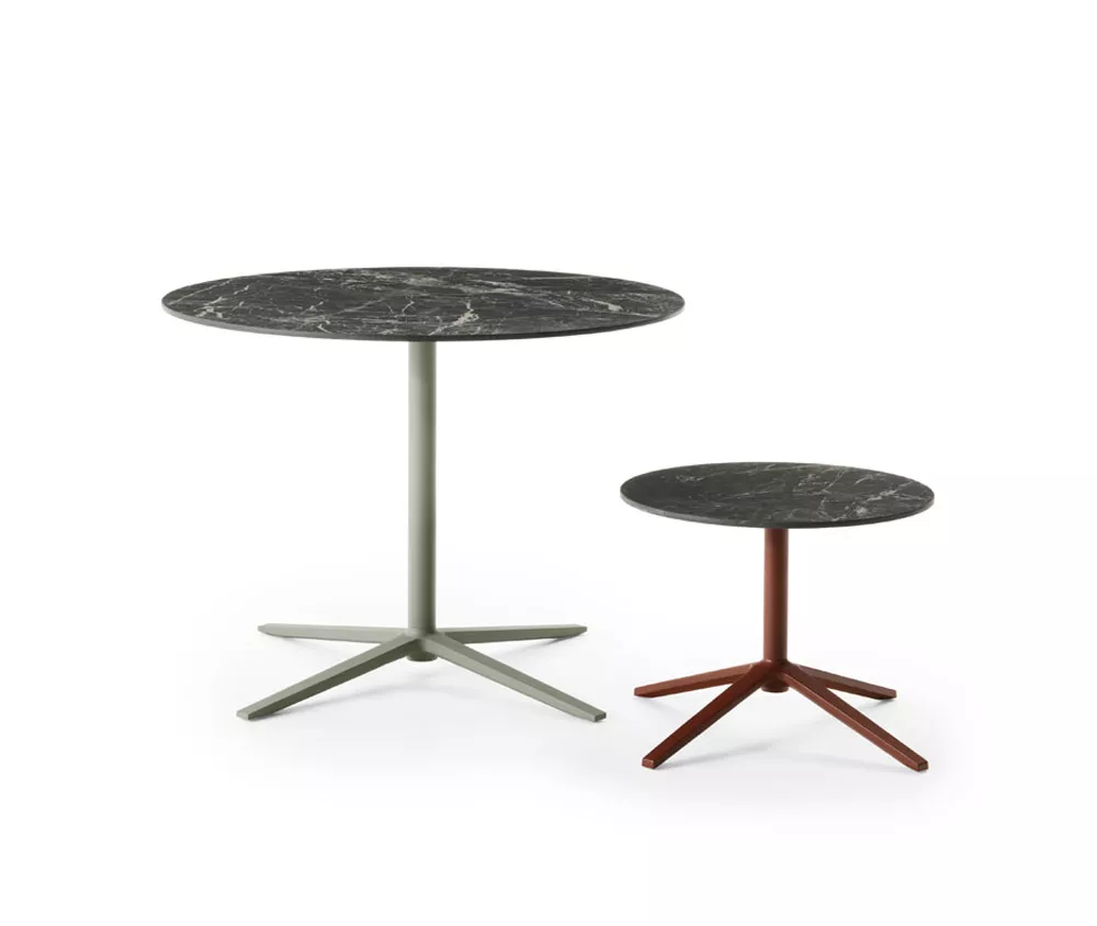 Zwei B&B Italia Cosmos Gartentische mit runden Marmorplatten und sternförmigen Metallfüßen in verschiedenen Größen ohne Hintergrund.