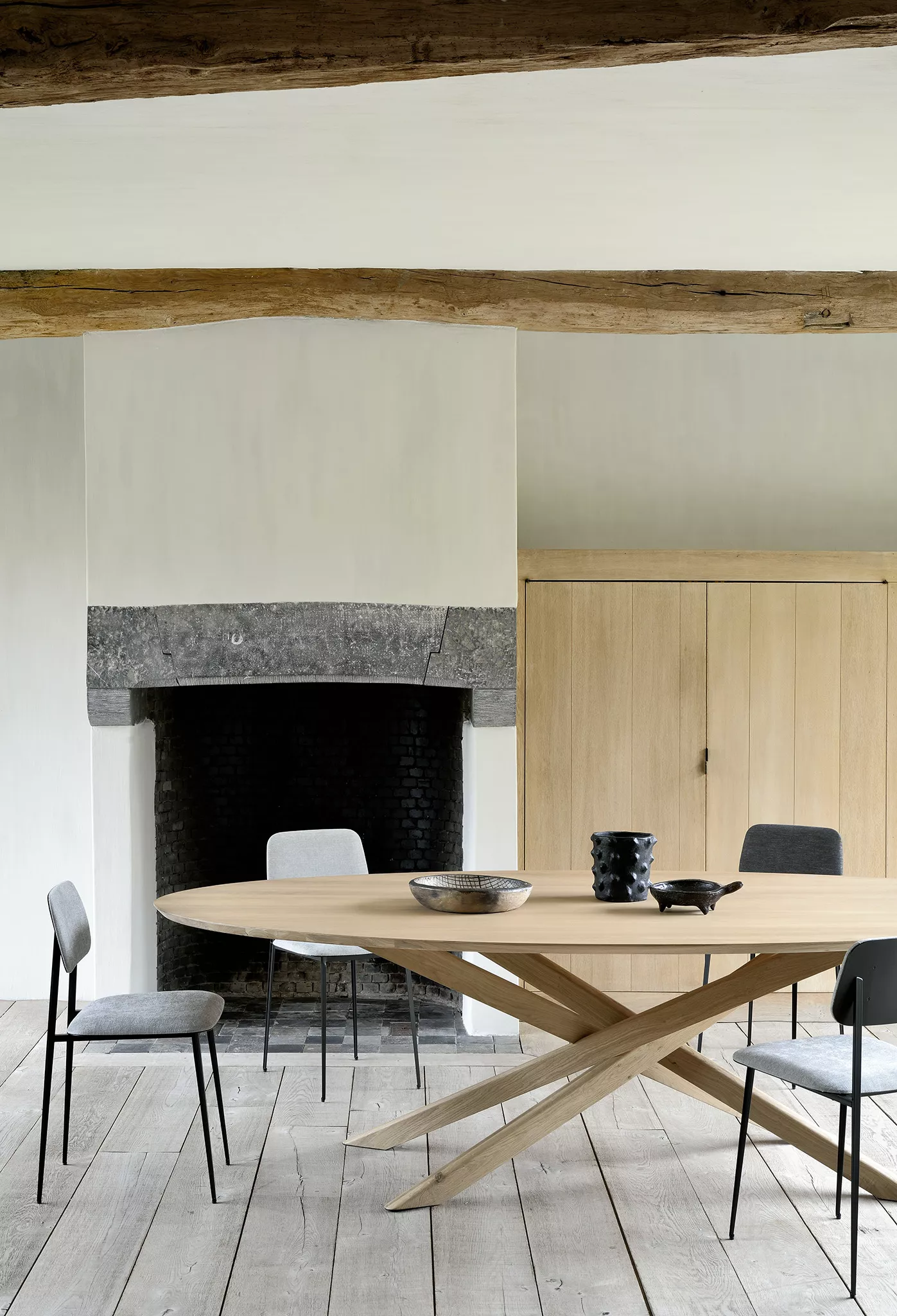 Ethnicraft_50181_Oak_Mikado_oval_dining_table60079_DC_dining_chair_