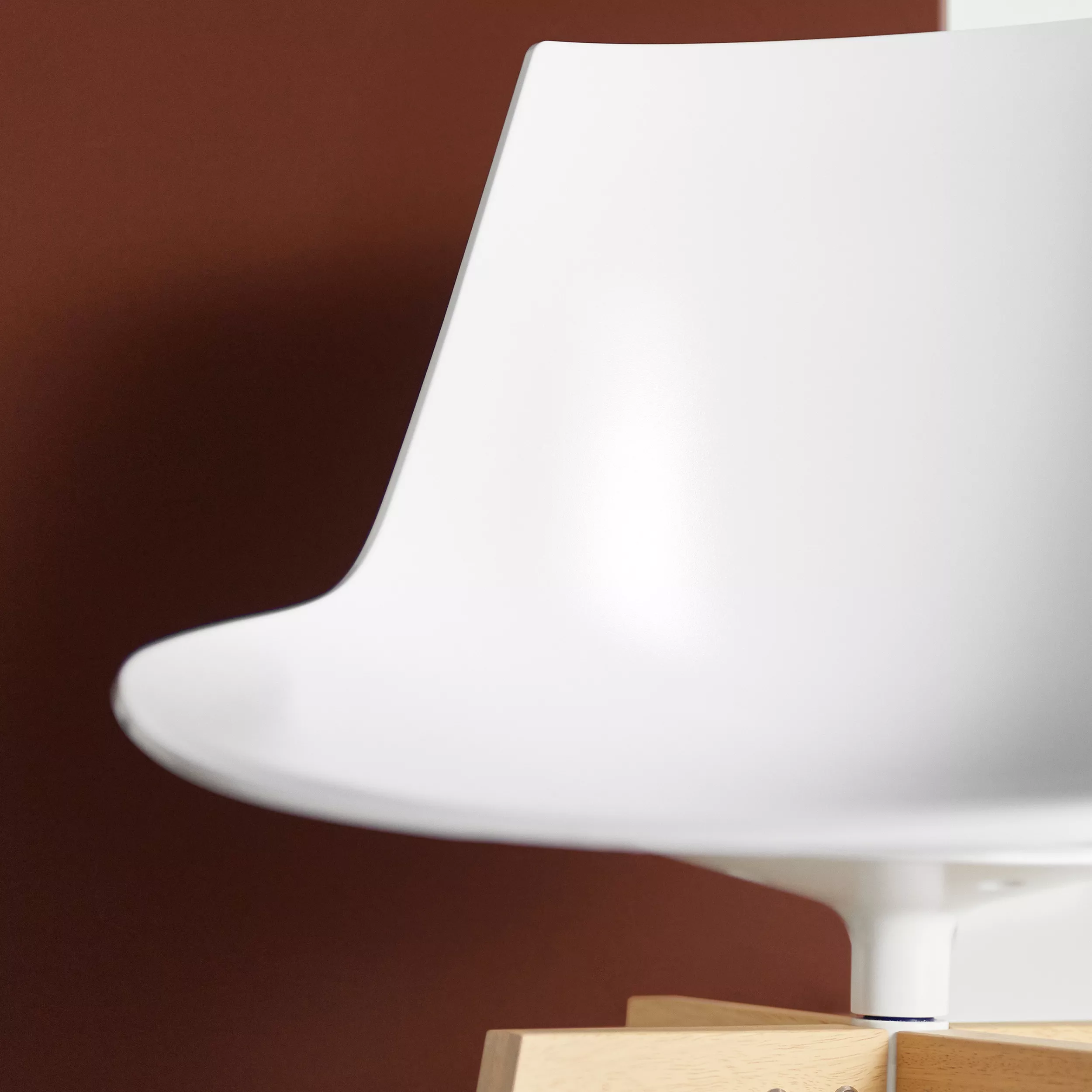 MDF Italia Flow Chair Iroko Stuhl in weiß vor einem braunen Hintergrund