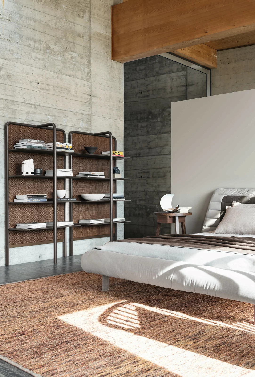 Gervasoni Regal in modernem Wohnzimmer mit grauem Sofa und Teppich vor Betonwand und Holzdecke