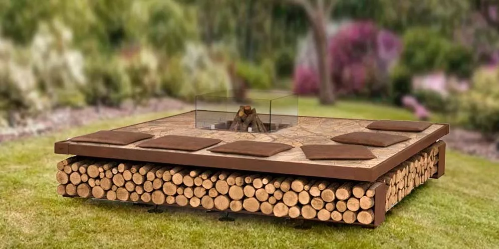 Ak-47 Feuerstellen Opera auf einer Wiese mit Holzstapeln und Sitzkissen um eine Feuerstelle im Freien