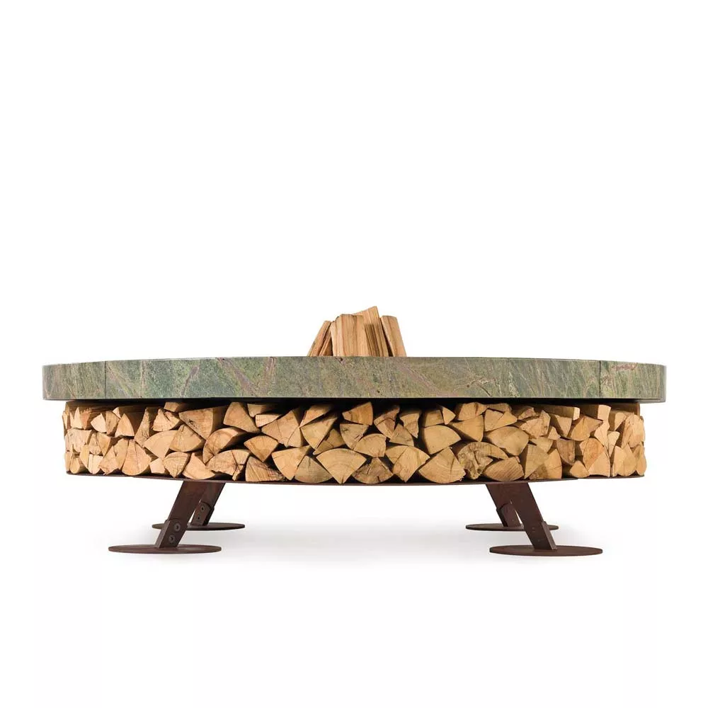 AK47 Ercole Feuerstelle aus Marmor Rain Forest Green und Stahl mit Holzstapelung ohne Hintergrund