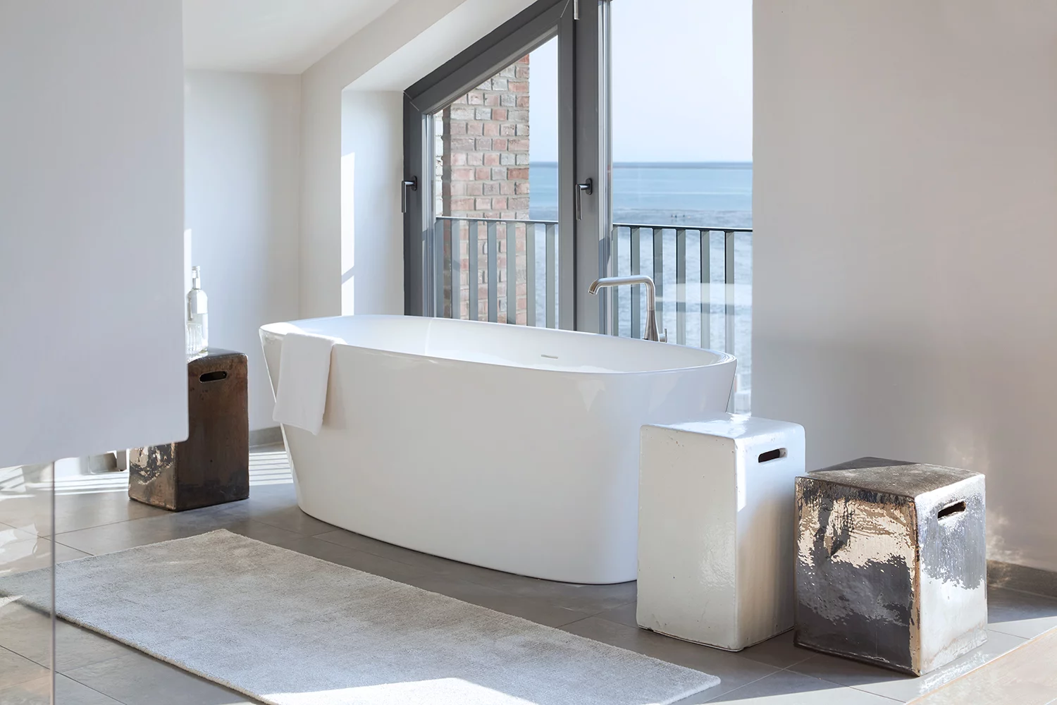 Gervasoni Suite freistehende Badewanne in einem modernen Badezimmer mit Meerblick und minimalistischer Einrichtung