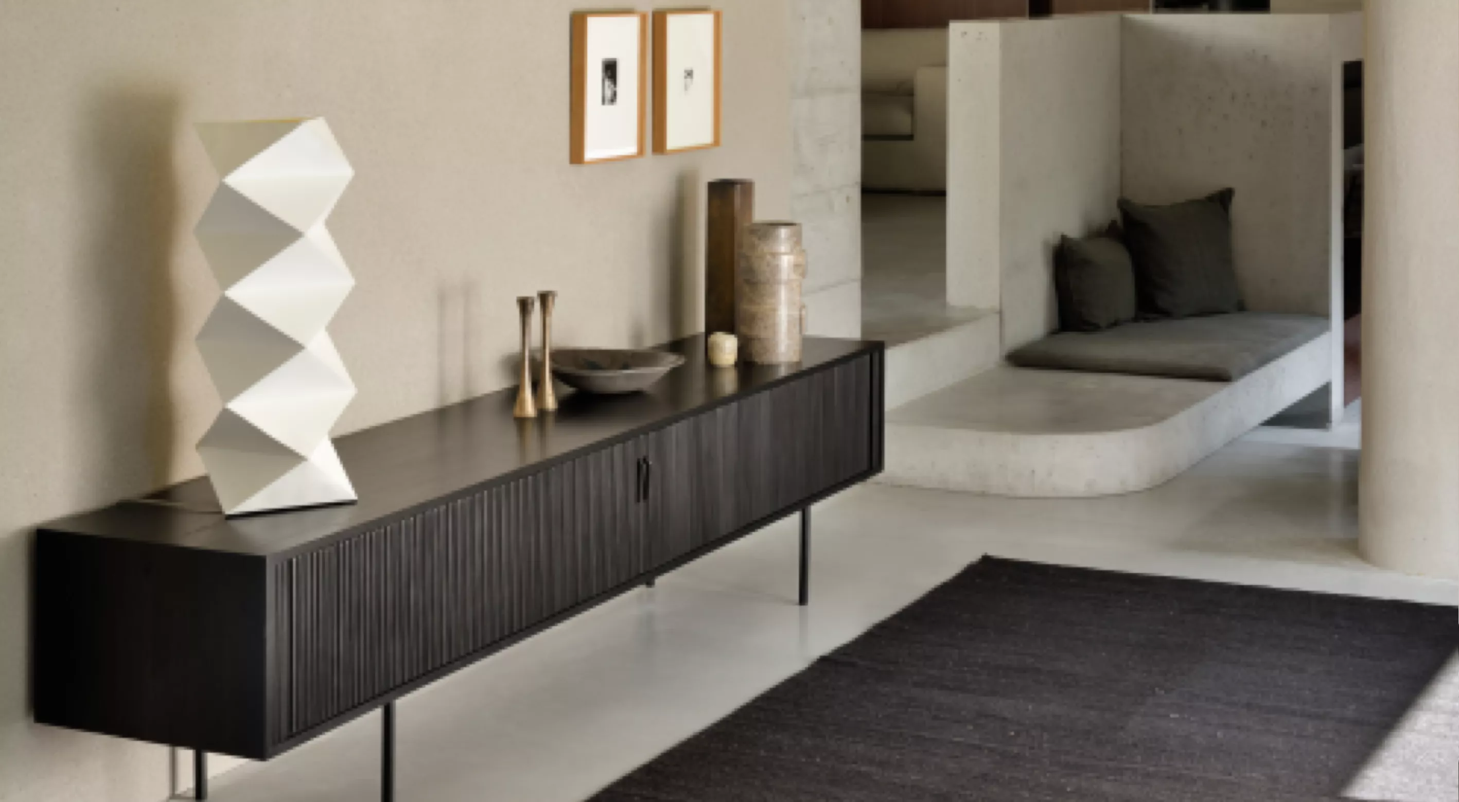 Schwarzes Sideboard von Villa Schmidt in modernem Wohnzimmer mit minimalistischer Dekoration und beigem Hintergrund.