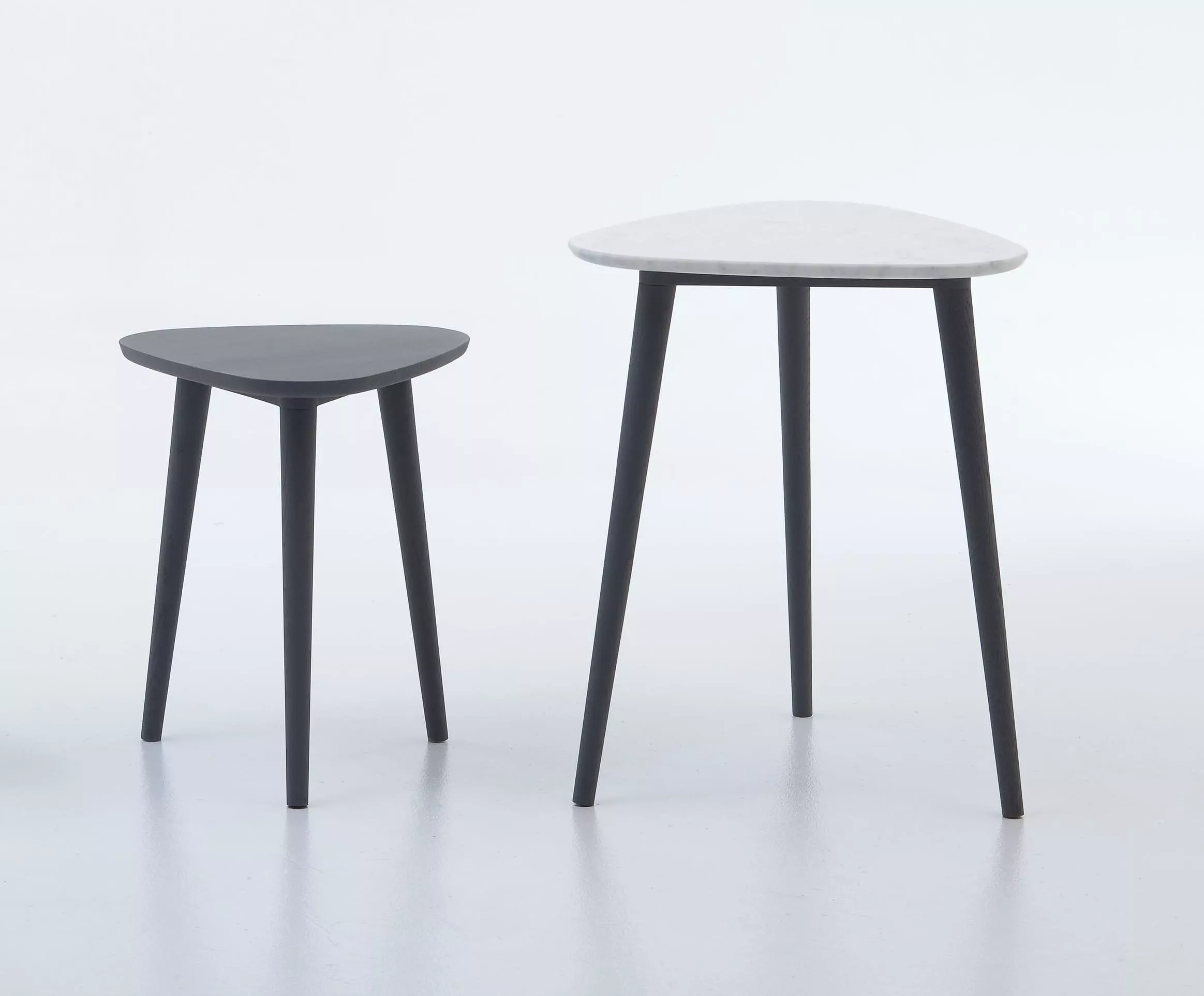 Zwei Gervasoni Brick 242-44 Beistelltische in verschiedenen Größen und Farben auf weißem Hintergrund