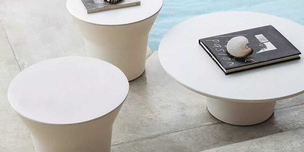BeB Italia Springtime Beistelltische in Weiß auf einer Terrasse neben einem Pool mit einem Buch und einer Muschel als Dekoration