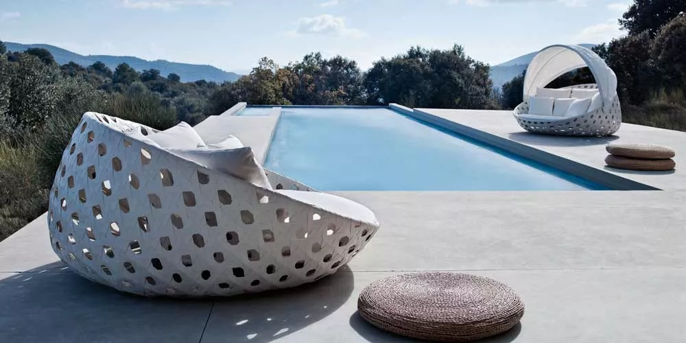 BeB Italia Canasta Loungegruppe und Loungesofa am Pool in einer modernen Außenanlage mit Blick auf die Natur und die Berge im Hintergrund