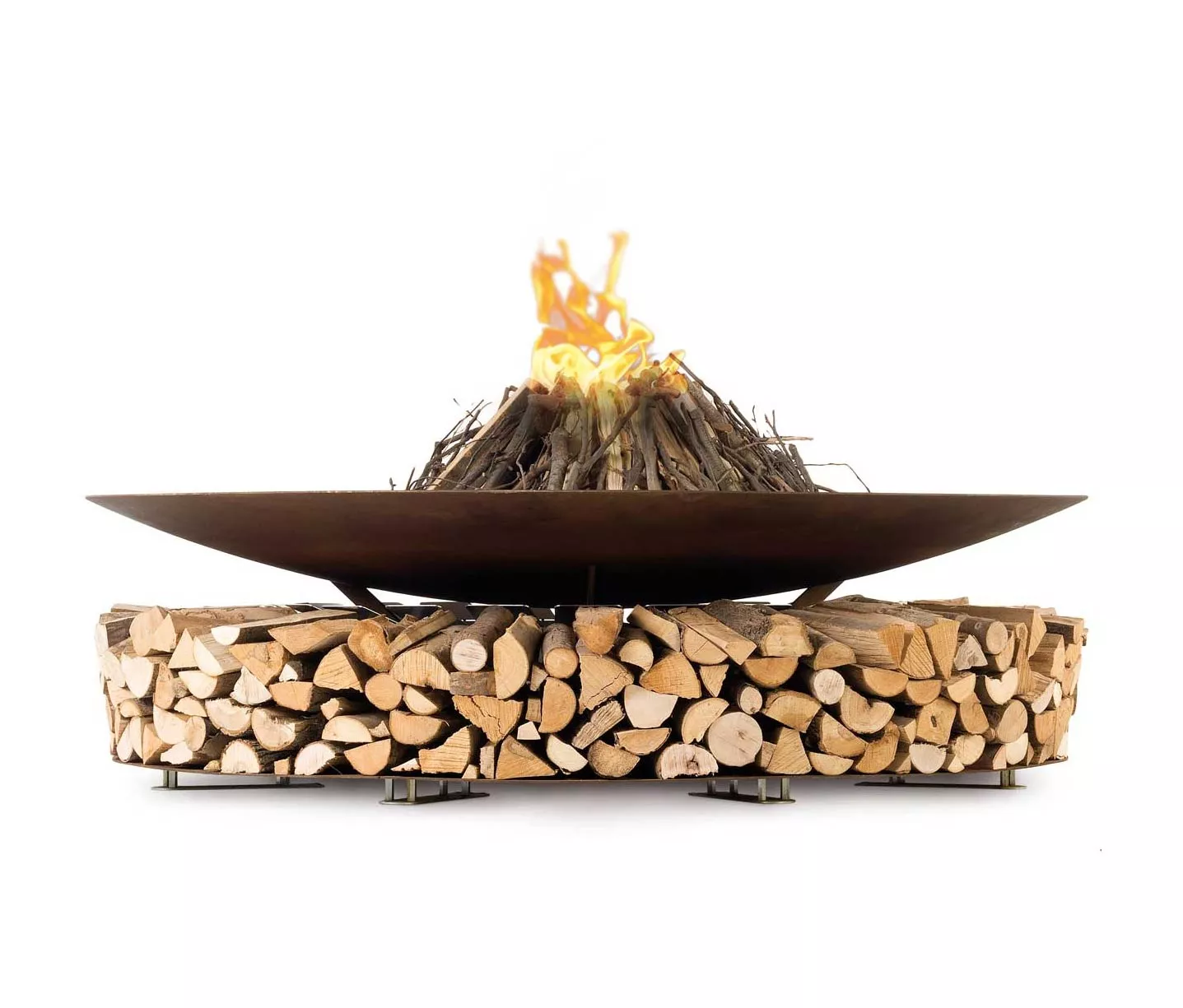 AK47 Fuocolo Feuerstelle 180 cm mit brennendem Holz auf einem Holzstapel ohne Hintergrund
