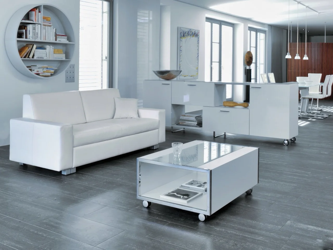 Weißes Franz Fertig MINNIE Sofa in modernem Wohnzimmer mit grauem Boden und stilvoller Einrichtung.