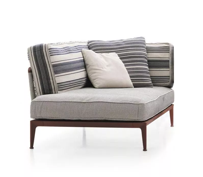 B&B Italia Ribes Chaiselongue Modul in gestreiftem Design mit Kissen auf weißem Hintergrund